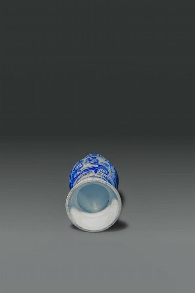 VASO : Vaso in porcellana bianco e blu dipinto con Guanyin e manici a rilievo a forma di elefanti  Cina  dinastia Qing  XIX sec H cm 54 Diam cm 18  - Asta Asta di Arte Orientale - Associazione Nazionale - Case d'Asta italiane