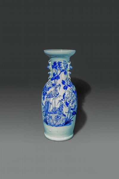 VASO : Vaso in porcellana color celadon con decori di fenici e peonie blu  Cina  Repubblica  XX sec H cm 58 Diam cm 23  - Asta Asta di Arte Orientale - Associazione Nazionale - Case d'Asta italiane