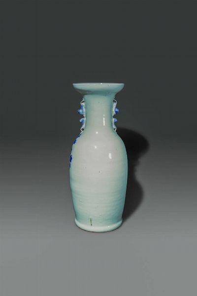 VASO : Vaso in porcellana color celadon con decori di fenici e peonie blu  Cina  Repubblica  XX sec H cm 58 Diam cm 23  - Asta Asta di Arte Orientale - Associazione Nazionale - Case d'Asta italiane