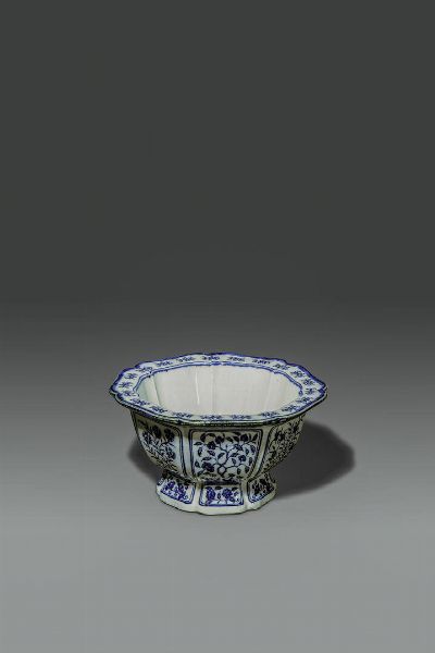 GIARDINIERA : Giardiniera ottogonale in porcellana bianco e blu con soggetti naturalistici entro riserve e decori floreali  Cina  dinastia Qing  XIX sec H cm 13 Diam cm 24  - Asta Asta di Arte Orientale - Associazione Nazionale - Case d'Asta italiane