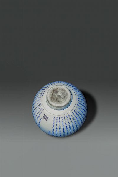 PICCOLA VASCA : Piccola vasca in porcellana bianco e blu decorata con iscrizioni  Cina  dinastia Qing  XIX sec H cm 16 Diam cm 21  - Asta Asta di Arte Orientale - Associazione Nazionale - Case d'Asta italiane