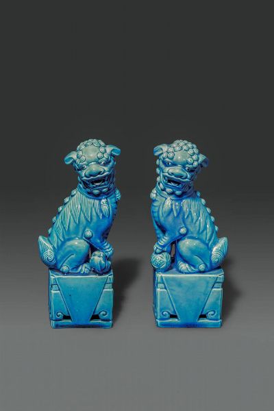 COPPIA DI CANI DI PHO : Coppia di cani di Pho in porcellana blu  Cina  Repubblica  XX sec H cm 21x8x5 5  - Asta Asta di Arte Orientale - Associazione Nazionale - Case d'Asta italiane