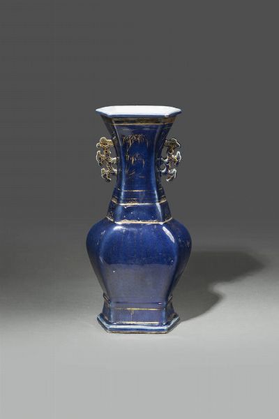 VASO : Vaso a doppia ansa in porcellana blu cobalto lumeggiato in oro  raffigurante paesaggio  Cina  dinastia Qing  XVIII sec H cm 41x20  - Asta Asta di Arte Orientale - Associazione Nazionale - Case d'Asta italiane