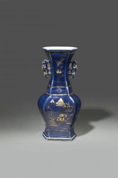 VASO : Vaso a doppia ansa in porcellana blu cobalto lumeggiato in oro  raffigurante paesaggio  Cina  dinastia Qing  XVIII sec H cm 41x20  - Asta Asta di Arte Orientale - Associazione Nazionale - Case d'Asta italiane