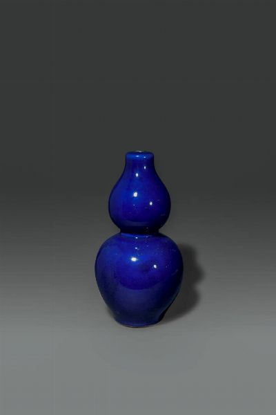 VASO : Vaso in porcellana blu cobalto a forma di doppia zucca  Cina  dinastia Qing  XIX sec H cm 38 Diam cm 19  - Asta Asta di Arte Orientale - Associazione Nazionale - Case d'Asta italiane