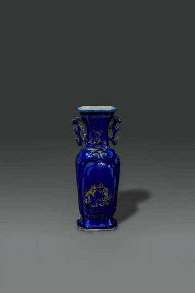 VASO : Vaso in porcellana blu cobalto con lumeggiatura in oro  di forma rettangolare  Cina  dinastia Qing  XVIII sec H cm 30x11  - Asta Asta di Arte Orientale - Associazione Nazionale - Case d'Asta italiane