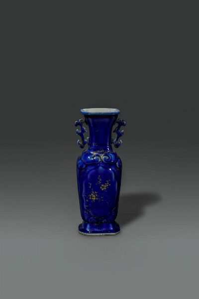 VASO : Vaso in porcellana blu cobalto con lumeggiatura in oro  di forma rettangolare  Cina  dinastia Qing  XVIII sec H cm 30x11  - Asta Asta di Arte Orientale - Associazione Nazionale - Case d'Asta italiane