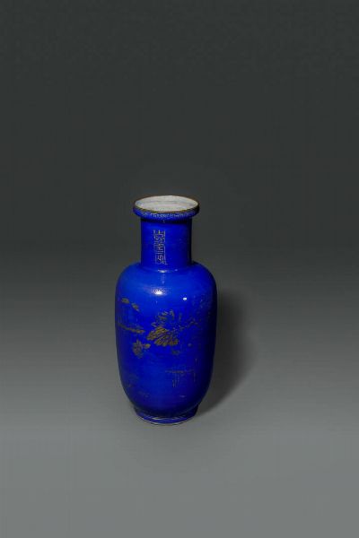 VASO : Vaso in porcellana blu cobalto lumeggiato in oro  Cina  dinastia Qing  XVIII sec H cm 32 5 Diam cm 15  - Asta Asta di Arte Orientale - Associazione Nazionale - Case d'Asta italiane