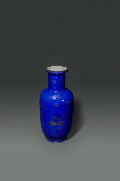 VASO : Vaso in porcellana blu cobalto lumeggiato in oro  Cina  dinastia Qing  XVIII sec H cm 32 5 Diam cm 15  - Asta Asta di Arte Orientale - Associazione Nazionale - Case d'Asta italiane