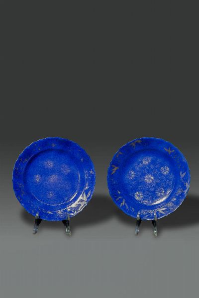 COPPIA DI PIATTI : Coppia di piatti in porcellana blu cobalto con lumeggiature in oro floreali  Cina  dinastia Qing  epoca Kangxi (1662-1722) Diam cm 21  - Asta Asta di Arte Orientale - Associazione Nazionale - Case d'Asta italiane