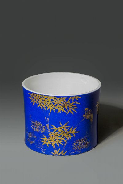 BRUSH POT : Brush pot in porcellana blu cobalto con decorazioni lumeggiate in oro  CIna  Repubblica  XX sec H cm 15 DIam cm 20  - Asta Asta di Arte Orientale - Associazione Nazionale - Case d'Asta italiane