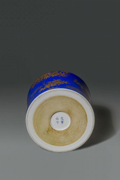 BRUSH POT : Brush pot in porcellana blu cobalto con decorazioni lumeggiate in oro  CIna  Repubblica  XX sec H cm 15 DIam cm 20  - Asta Asta di Arte Orientale - Associazione Nazionale - Case d'Asta italiane