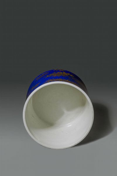 BRUSH POT : Brush pot in porcellana blu cobalto con decorazioni lumeggiate in oro  CIna  Repubblica  XX sec H cm 15 DIam cm 20  - Asta Asta di Arte Orientale - Associazione Nazionale - Case d'Asta italiane