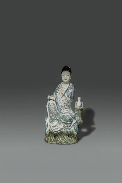 GUANYIN : Figura di Guanyin seduta in porcellana Famiglia Rosa a smalti policromi con scroll e piccolo vaso  Cina  Dinastia Qing  epoca Guangxu (1875-1908) H cm 37x19  - Asta Asta di Arte Orientale - Associazione Nazionale - Case d'Asta italiane