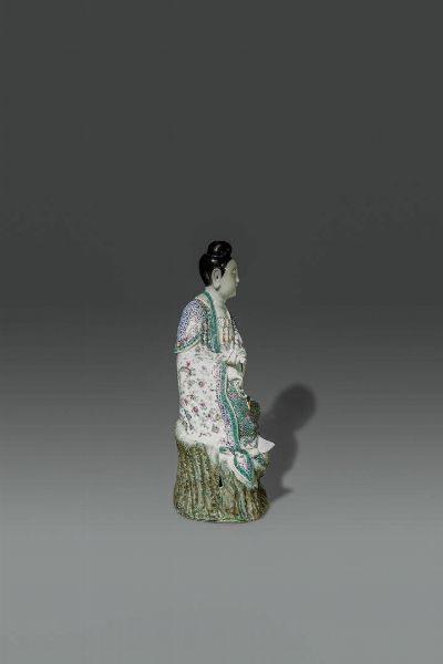 GUANYIN : Figura di Guanyin seduta in porcellana Famiglia Rosa a smalti policromi con scroll e piccolo vaso  Cina  Dinastia Qing  epoca Guangxu (1875-1908) H cm 37x19  - Asta Asta di Arte Orientale - Associazione Nazionale - Case d'Asta italiane