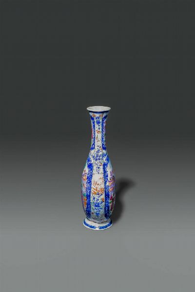 VASO : Vaso in porcellana Famiglia Rosa decorato con scene di corte entro riserve  Cina  dinastia Qing  XIX sec H cm 29 3x13  - Asta Asta di Arte Orientale - Associazione Nazionale - Case d'Asta italiane