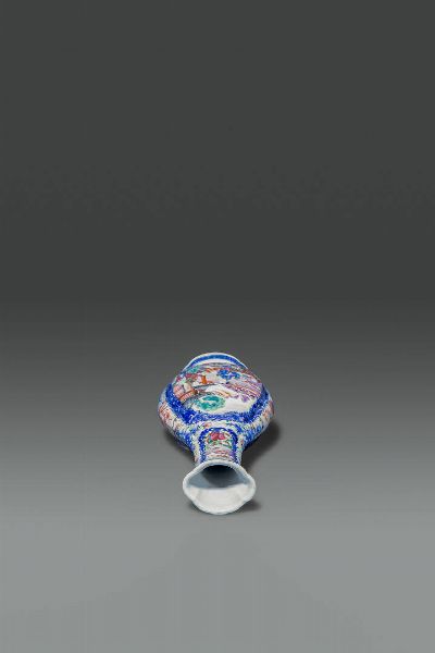 VASO : Vaso in porcellana Famiglia Rosa decorato con scene di corte entro riserve  Cina  dinastia Qing  XIX sec H cm 29 3x13  - Asta Asta di Arte Orientale - Associazione Nazionale - Case d'Asta italiane