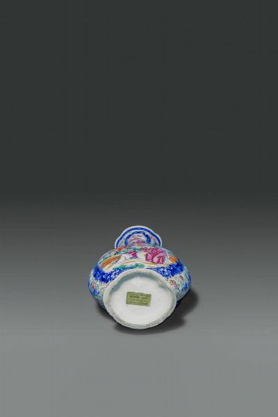 VASO : Vaso in porcellana Famiglia Rosa decorato con scene di corte entro riserve  Cina  dinastia Qing  XIX sec H cm 29 3x13  - Asta Asta di Arte Orientale - Associazione Nazionale - Case d'Asta italiane