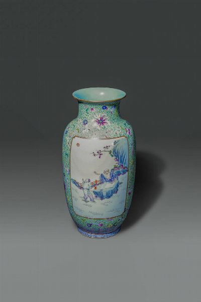 VASO : Vaso in porcellana Famiglia Rosa con decori floreali su sfondo verde e personaggi entro riserve  Cina  Repubblica  XX sec H cm 32 Diam cm 16 5  - Asta Asta di Arte Orientale - Associazione Nazionale - Case d'Asta italiane