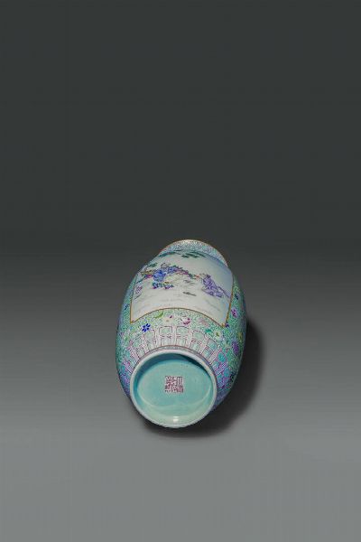 VASO : Vaso in porcellana Famiglia Rosa con decori floreali su sfondo verde e personaggi entro riserve  Cina  Repubblica  XX sec H cm 32 Diam cm 16 5  - Asta Asta di Arte Orientale - Associazione Nazionale - Case d'Asta italiane