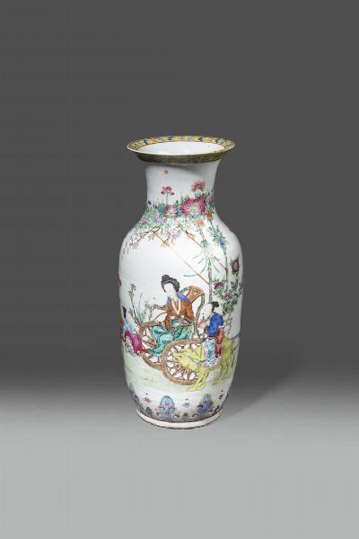 VASO : Vaso in porcellana Famiglia Rosa con figure di fanciulle entro paesaggio e decori floreali  Cina  dinastia Qing  XIX sec H cm 45 5 Diam cm 21  - Asta Asta di Arte Orientale - Associazione Nazionale - Case d'Asta italiane