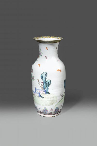 VASO : Vaso in porcellana Famiglia Rosa con figure di fanciulle entro paesaggio e decori floreali  Cina  dinastia Qing  XIX sec H cm 45 5 Diam cm 21  - Asta Asta di Arte Orientale - Associazione Nazionale - Case d'Asta italiane