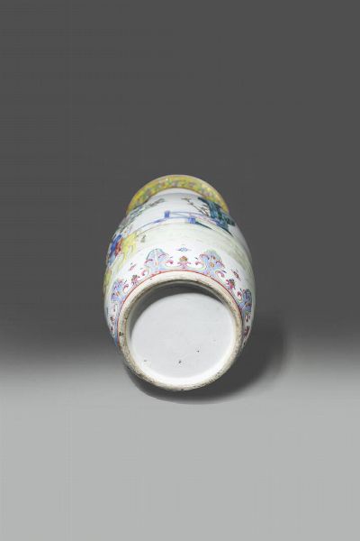 VASO : Vaso in porcellana Famiglia Rosa con figure di fanciulle entro paesaggio e decori floreali  Cina  dinastia Qing  XIX sec H cm 45 5 Diam cm 21  - Asta Asta di Arte Orientale - Associazione Nazionale - Case d'Asta italiane