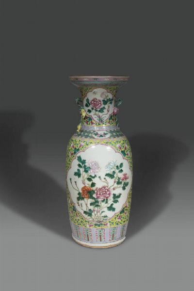 VASO : Vaso in porcellana Famiglia Rosa con soggetti naturalistici entro riserve  decori floreali su fondo giallo e piccole anse sagomate con frutti a rilievo  Cina  dinastia Qing  XIX sec H cm 58  - Asta Asta di Arte Orientale - Associazione Nazionale - Case d'Asta italiane