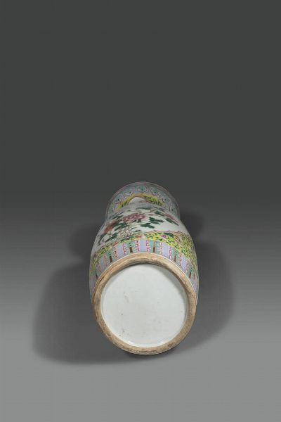 VASO : Vaso in porcellana Famiglia Rosa con soggetti naturalistici entro riserve  decori floreali su fondo giallo e piccole anse sagomate con frutti a rilievo  Cina  dinastia Qing  XIX sec H cm 58  - Asta Asta di Arte Orientale - Associazione Nazionale - Case d'Asta italiane