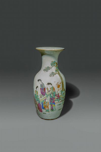 VASO IN PORCELLANA : Vaso in porcellana Famiglia Rosa decorato con scene di vita quotidiana e iscrizioni  Cina  dinastia Qing  XIX sec. h cm 44x20  - Asta Asta di Arte Orientale - Associazione Nazionale - Case d'Asta italiane