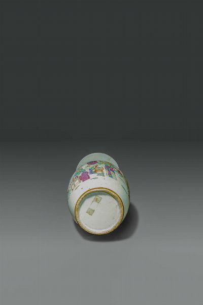 VASO IN PORCELLANA : Vaso in porcellana Famiglia Rosa decorato con scene di vita quotidiana e iscrizioni  Cina  dinastia Qing  XIX sec. h cm 44x20  - Asta Asta di Arte Orientale - Associazione Nazionale - Case d'Asta italiane