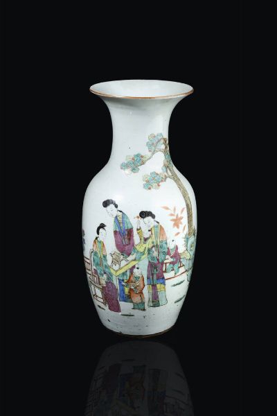 VASO IN PORCELLANA : Vaso in porcellana Famiglia Rosa decorato con scene di vita quotidiana e iscrizioni  Cina  dinastia Qing  XIX sec. h cm 44x20  - Asta Asta di Arte Orientale - Associazione Nazionale - Case d'Asta italiane