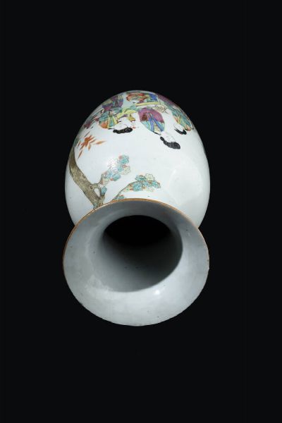 VASO IN PORCELLANA : Vaso in porcellana Famiglia Rosa decorato con scene di vita quotidiana e iscrizioni  Cina  dinastia Qing  XIX sec. h cm 44x20  - Asta Asta di Arte Orientale - Associazione Nazionale - Case d'Asta italiane