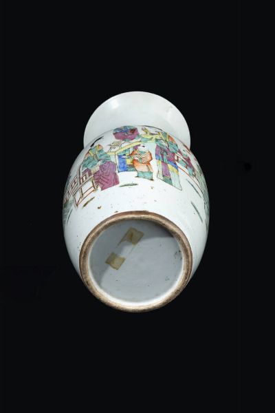 VASO IN PORCELLANA : Vaso in porcellana Famiglia Rosa decorato con scene di vita quotidiana e iscrizioni  Cina  dinastia Qing  XIX sec. h cm 44x20  - Asta Asta di Arte Orientale - Associazione Nazionale - Case d'Asta italiane