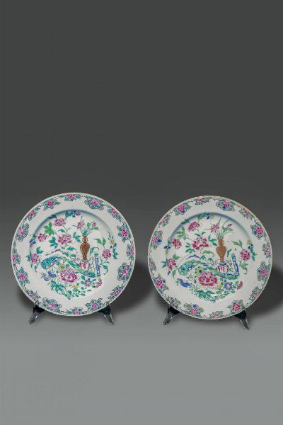 COPPIA DI PIATTI : Coppia di piatti in porcellana Famiglia Rosa con decori floreali e soggetti naturalistici  Cina  dinastia Qing  epoca Qianlong (1736-1795) Diam cm 28 5  - Asta Asta di Arte Orientale - Associazione Nazionale - Case d'Asta italiane