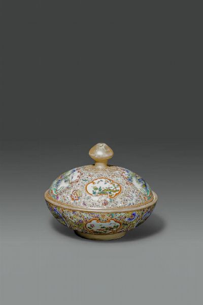 PORTAVIVANDE : Portavivande in porcellana Famiglia Rosa decorata con fiori e paesaggi entro riserve  Cina  XX sec H cm 18 Diam cm 21 5  - Asta Asta di Arte Orientale - Associazione Nazionale - Case d'Asta italiane