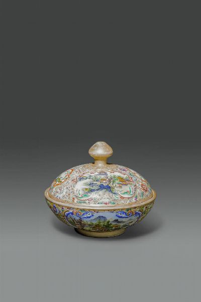 PORTAVIVANDE : Portavivande in porcellana Famiglia Rosa decorata con fiori e paesaggi entro riserve  Cina  XX sec H cm 18 Diam cm 21 5  - Asta Asta di Arte Orientale - Associazione Nazionale - Case d'Asta italiane