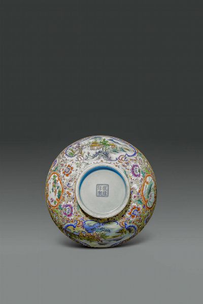 PORTAVIVANDE : Portavivande in porcellana Famiglia Rosa decorata con fiori e paesaggi entro riserve  Cina  XX sec H cm 18 Diam cm 21 5  - Asta Asta di Arte Orientale - Associazione Nazionale - Case d'Asta italiane