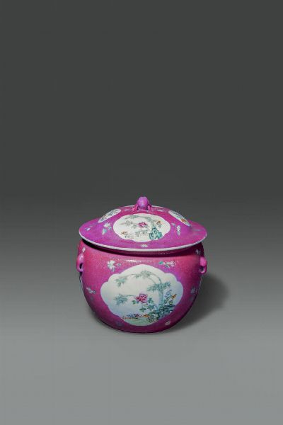 CACHEPOT : Cachepot con tappo Famiglia Rosa con decori floreali entro riserve su fondo rosa  Cina  Repubblica  XX Sec. H cm 23x22  - Asta Asta di Arte Orientale - Associazione Nazionale - Case d'Asta italiane