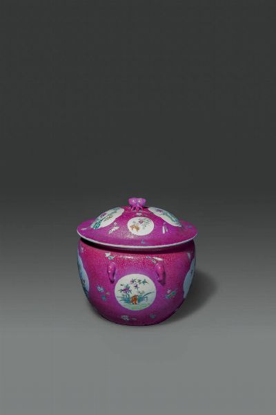 CACHEPOT : Cachepot con tappo Famiglia Rosa con decori floreali entro riserve su fondo rosa  Cina  Repubblica  XX Sec. H cm 23x22  - Asta Asta di Arte Orientale - Associazione Nazionale - Case d'Asta italiane