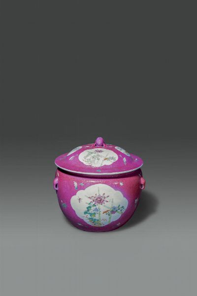 CACHEPOT : Cachepot con tappo Famiglia Rosa con decori floreali entro riserve su fondo rosa  Cina  Repubblica  XX Sec. H cm 23x22  - Asta Asta di Arte Orientale - Associazione Nazionale - Case d'Asta italiane