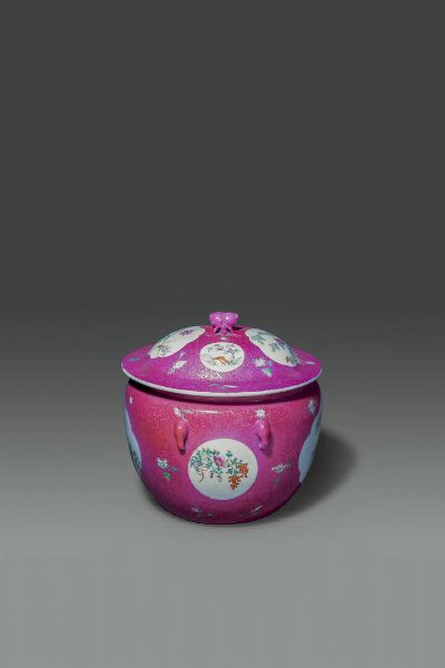 CACHEPOT : Cachepot con tappo Famiglia Rosa con decori floreali entro riserve su fondo rosa  Cina  Repubblica  XX Sec. H cm 23x22  - Asta Asta di Arte Orientale - Associazione Nazionale - Case d'Asta italiane