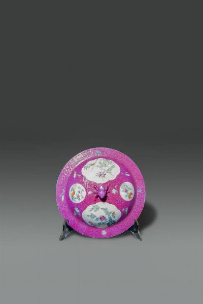 CACHEPOT : Cachepot con tappo Famiglia Rosa con decori floreali entro riserve su fondo rosa  Cina  Repubblica  XX Sec. H cm 23x22  - Asta Asta di Arte Orientale - Associazione Nazionale - Case d'Asta italiane