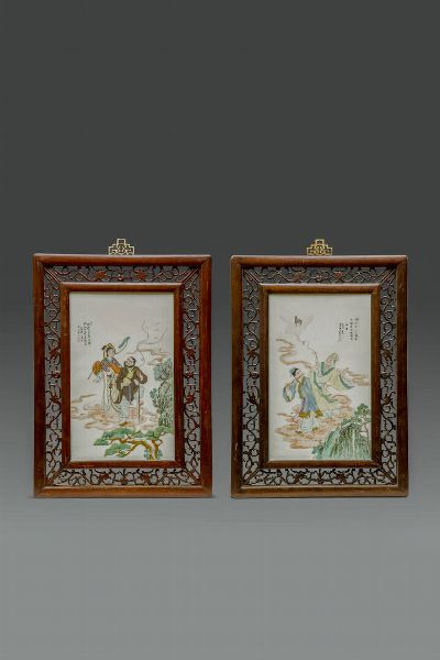 COPPIA DI PLACCHE : Coppia di placche in porcellana Famiglia Rosa  rappresentanti monaci con personaggi  Cina  Repubblica  XX sec H cm 44.5x60 H cm 26x42  - Asta Asta di Arte Orientale - Associazione Nazionale - Case d'Asta italiane