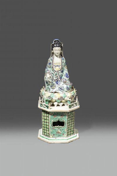 GUANYIN : Figura di Guanyin seduta su fiore di loto in porcellana Famiglia Verde  Cina  dinastia Qing  epoca Kangxi (1662-1722) H cm 43 Diam cm 17  - Asta Asta di Arte Orientale - Associazione Nazionale - Case d'Asta italiane