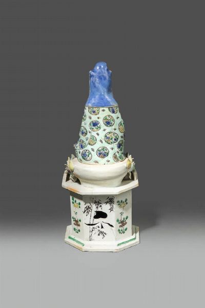 GUANYIN : Figura di Guanyin seduta su fiore di loto in porcellana Famiglia Verde  Cina  dinastia Qing  epoca Kangxi (1662-1722) H cm 43 Diam cm 17  - Asta Asta di Arte Orientale - Associazione Nazionale - Case d'Asta italiane