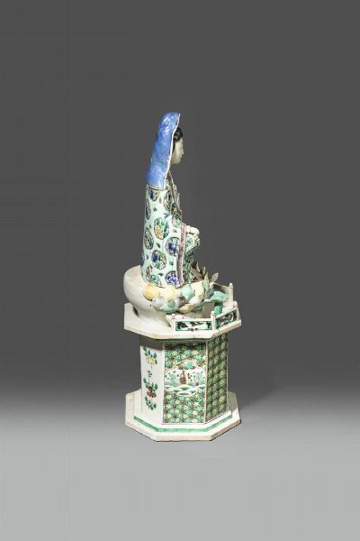 GUANYIN : Figura di Guanyin seduta su fiore di loto in porcellana Famiglia Verde  Cina  dinastia Qing  epoca Kangxi (1662-1722) H cm 43 Diam cm 17  - Asta Asta di Arte Orientale - Associazione Nazionale - Case d'Asta italiane