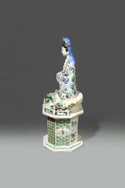 GUANYIN : Figura di Guanyin seduta su fiore di loto in porcellana Famiglia Verde  Cina  dinastia Qing  epoca Kangxi (1662-1722) H cm 43 Diam cm 17  - Asta Asta di Arte Orientale - Associazione Nazionale - Case d'Asta italiane