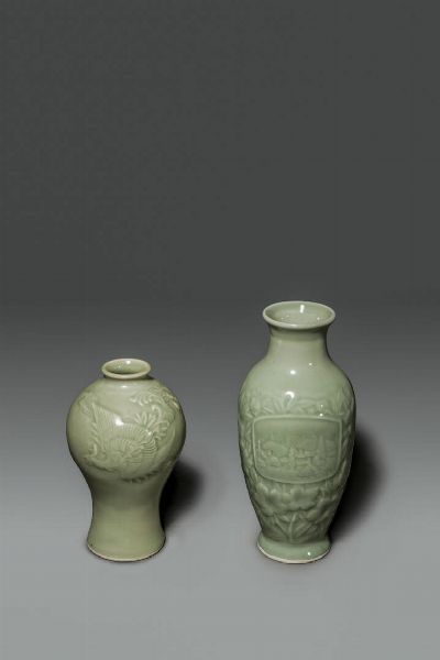 COPPIA DI VASI : Coppia di vasi in porcellana celadon  Cina  dinastia Qing  XIX sec H cm 24 Diam cm 11 H cm 19 Diam 11  - Asta Asta di Arte Orientale - Associazione Nazionale - Case d'Asta italiane