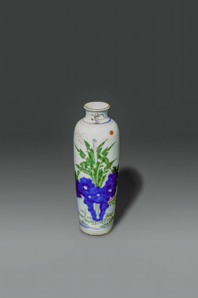 VASO : Vaso in porcellana Famiglia Verde con decori di personaggi  Cina  Repubblica  XX sec H cm 25 5 Diam cm 9  - Asta Asta di Arte Orientale - Associazione Nazionale - Case d'Asta italiane